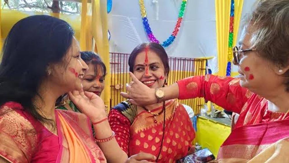 पटना में सिंदूर खेला के साथ मां दुर्गा को विदाई, लाल-सफेद साड़ियों में सजी महिलाओं ने निभाई परंपरा पटना में सिंदूर खेला के साथ मां दुर्गा को विदाई, लाल-सफेद साड़ियों में सजी महिलाओं ने निभाई परंपरा