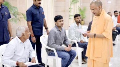 मुख्यमंत्री ने अफसरों को दिया निर्देश- संवेदनशील व्यवहार के साथ करें पीड़ितों की सहायता मुख्यमंत्री ने अफसरों को दिया निर्देश- संवेदनशील व्यवहार के साथ करें पीड़ितों की सहायता