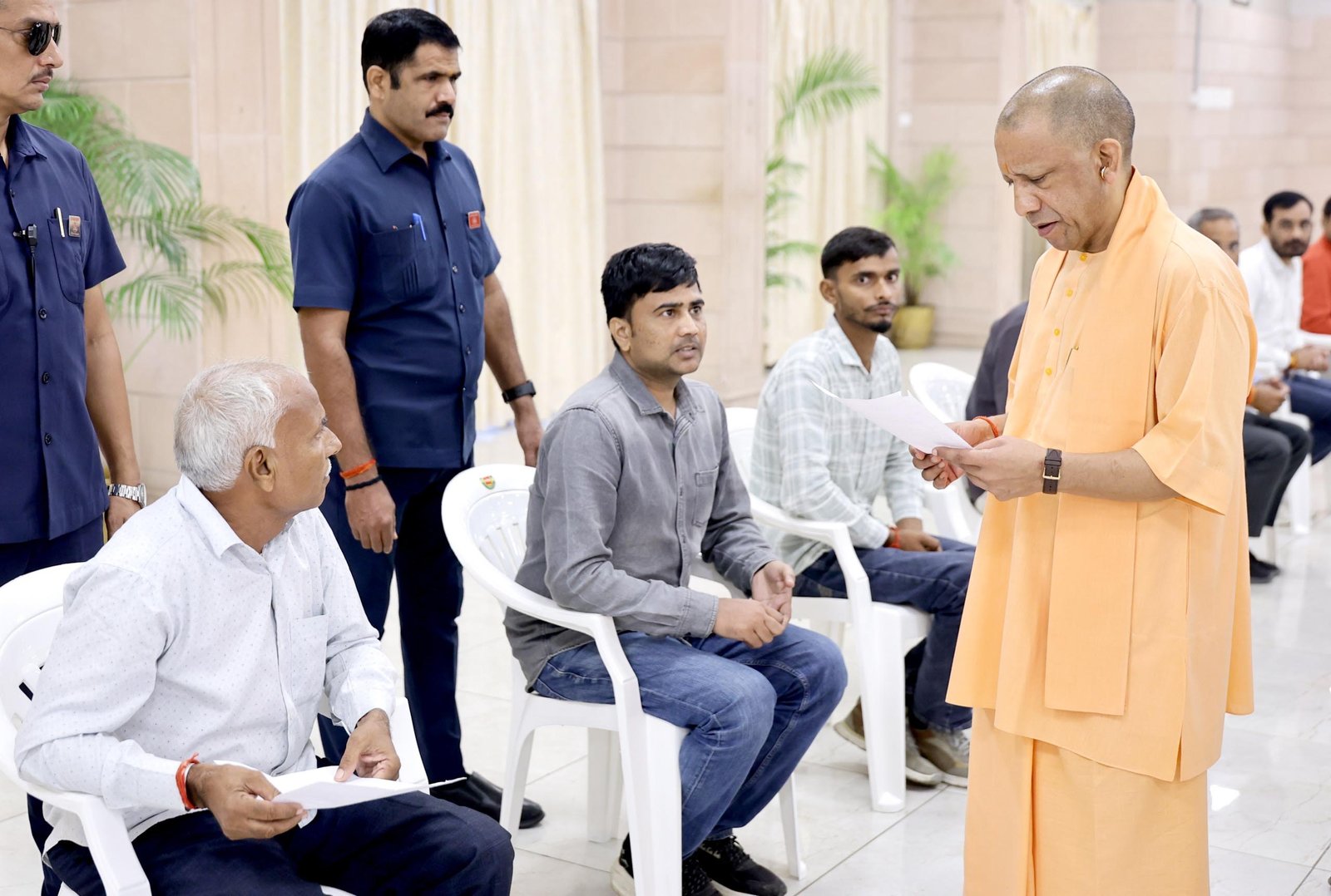 मुख्यमंत्री ने अफसरों को दिया निर्देश- संवेदनशील व्यवहार के साथ करें पीड़ितों की सहायता मुख्यमंत्री ने अफसरों को दिया निर्देश- संवेदनशील व्यवहार के साथ करें पीड़ितों की सहायता