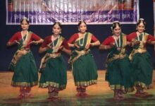 खैरागढ़ में ‘नमो सेवा–अनकही कहानियां’ का भव्य मंचन, 500 से अधिक विद्यार्थियों ने देखी नाट्य प्रस्तुति