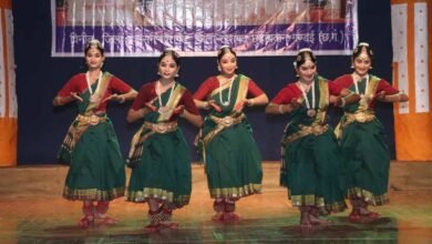 खैरागढ़ में ‘नमो सेवा–अनकही कहानियां’ का भव्य मंचन, 500 से अधिक विद्यार्थियों ने देखी नाट्य प्रस्तुति खैरागढ़ में ‘नमो सेवा–अनकही कहानियां’ का भव्य मंचन, 500 से अधिक विद्यार्थियों ने देखी नाट्य प्रस्तुति