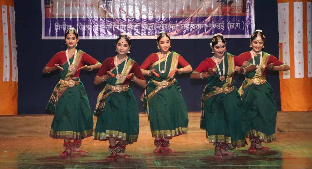 खैरागढ़ में ‘नमो सेवा–अनकही कहानियां’ का भव्य मंचन, 500 से अधिक विद्यार्थियों ने देखी नाट्य प्रस्तुति खैरागढ़ में ‘नमो सेवा–अनकही कहानियां’ का भव्य मंचन, 500 से अधिक विद्यार्थियों ने देखी नाट्य प्रस्तुति