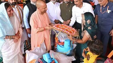 योगी सरकार के निर्देश पर बाढ़ प्रभावितों को नावों से पहुंचाया जा रहा भोजन और राशन योगी सरकार के निर्देश पर बाढ़ प्रभावितों को नावों से पहुंचाया जा रहा भोजन और राशन