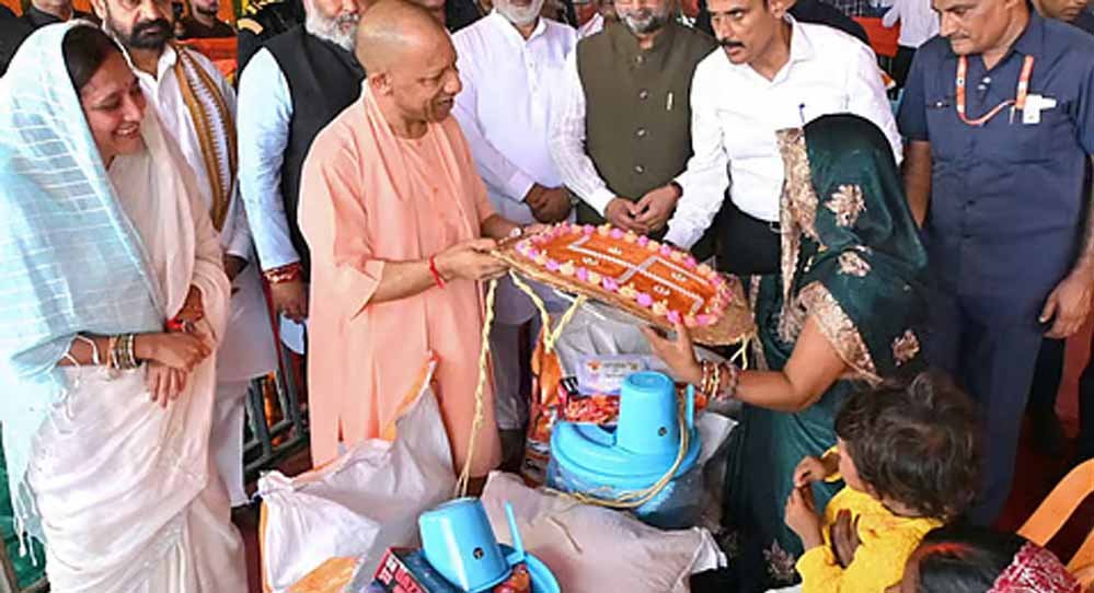 योगी सरकार के निर्देश पर बाढ़ प्रभावितों को नावों से पहुंचाया जा रहा भोजन और राशन योगी सरकार के निर्देश पर बाढ़ प्रभावितों को नावों से पहुंचाया जा रहा भोजन और राशन