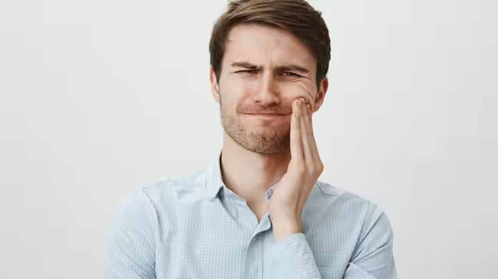 ठंडा-गर्म खाते ही दांतों में क्यों होती है झनझनाहट? जानें सेंसिटिविटी के कारण और बचाव ठंडा-गर्म खाते ही दांतों में क्यों होती है झनझनाहट? जानें सेंसिटिविटी के कारण और बचाव