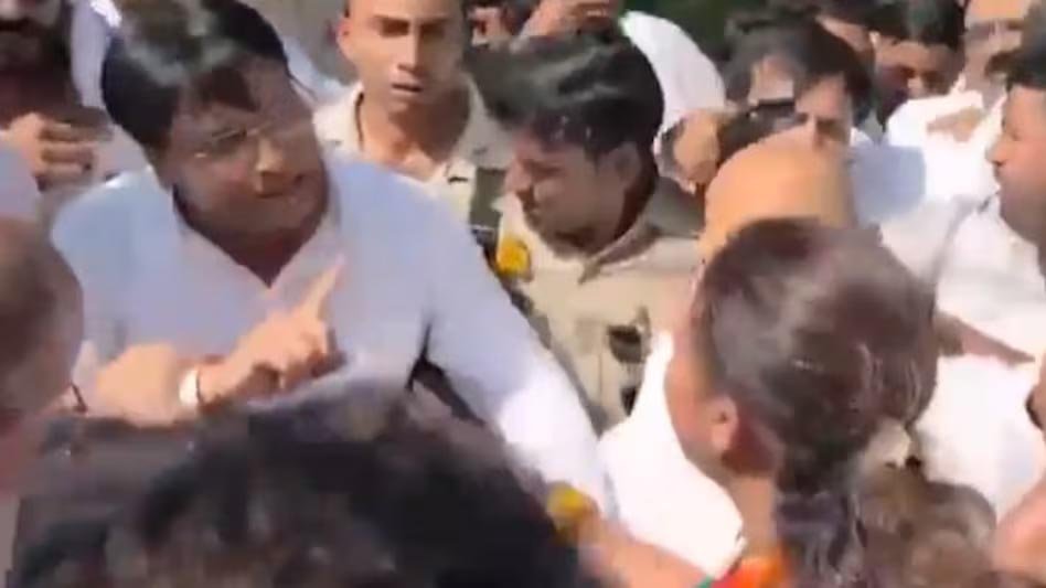 लखनऊ में यूपी कांग्रेस मुख्यालय पर हंगामा, अजय राय और ममता चौधरी के समर्थक आमने-सामने लखनऊ में यूपी कांग्रेस मुख्यालय पर हंगामा, अजय राय और ममता चौधरी के समर्थक आमने-सामने
