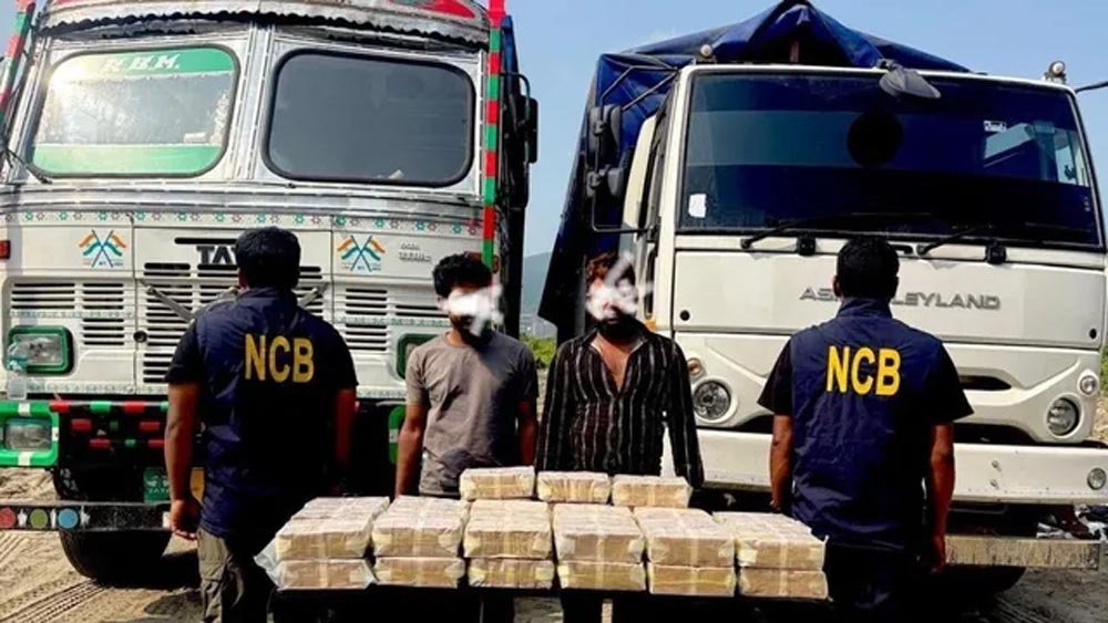 गुवाहाटी में ₹43 करोड़ की ड्रग्स जब्त, ट्रकों के फ्यूल टैंक में बने गुप्त केबिन से खुलासा गुवाहाटी में ₹43 करोड़ की ड्रग्स जब्त, ट्रकों के फ्यूल टैंक में बने गुप्त केबिन से खुलासा