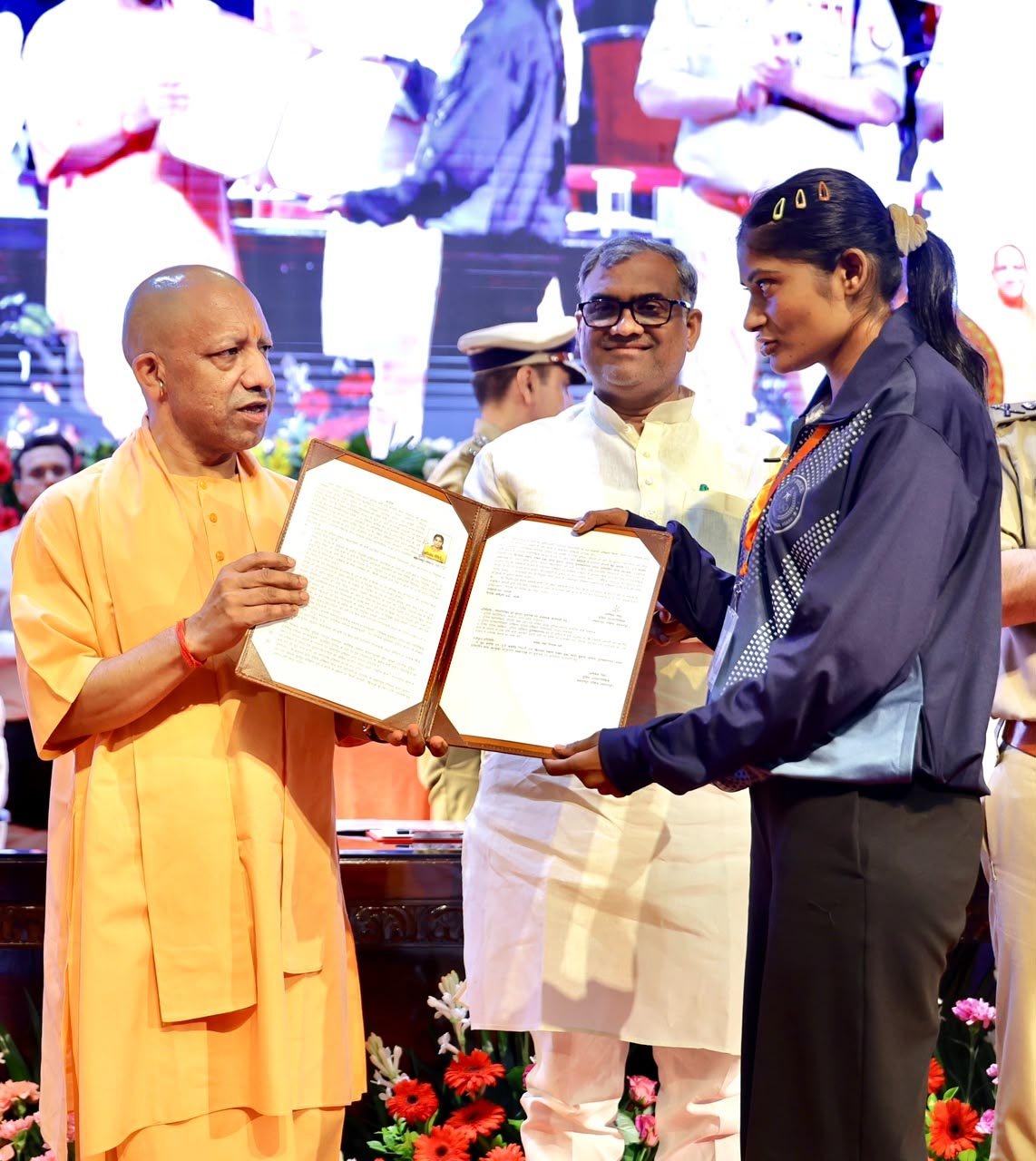 मुख्यमंत्री योगी आदित्यनाथ ने 470 खिलाड़ियों को सौंपे नियुक्ति पत्र, अब पुलिस की वर्दी में निभाएंगे नई जिम्मेदारी मुख्यमंत्री योगी आदित्यनाथ ने 470 खिलाड़ियों को सौंपे नियुक्ति पत्र, अब पुलिस की वर्दी में निभाएंगे नई जिम्मेदारी