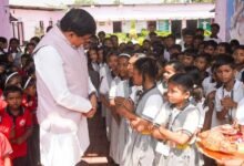 मुख्यमंत्री डॉ. यादव काफिला रुकवाकर पहुंचे स्कूल बच्चों से किया आत्मीय संवाद
