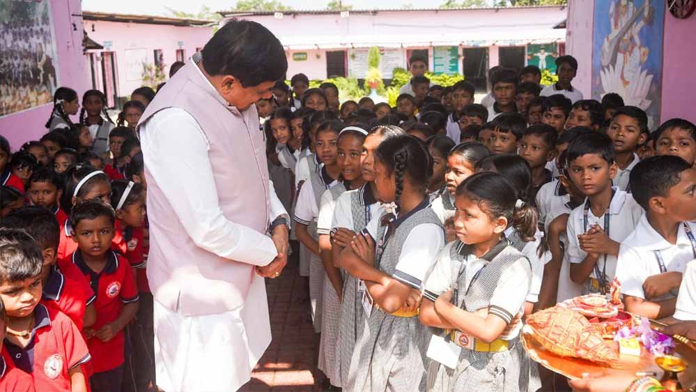 मुख्यमंत्री डॉ. यादव काफिला रुकवाकर पहुंचे स्कूल बच्चों से किया आत्मीय संवाद मुख्यमंत्री डॉ. यादव काफिला रुकवाकर पहुंचे स्कूल बच्चों से किया आत्मीय संवाद