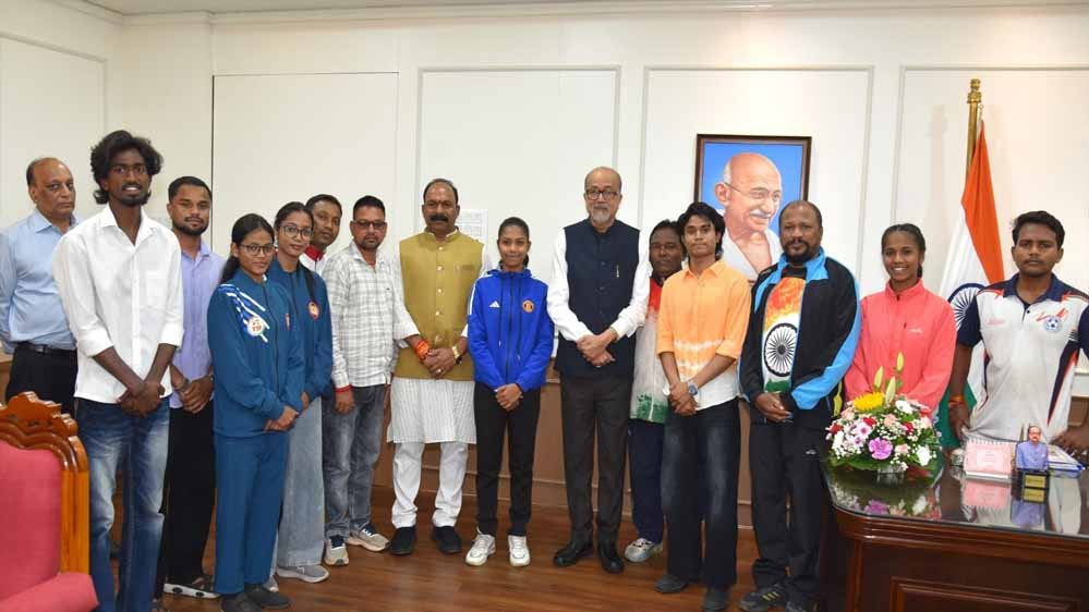 राज्यपाल रमेन डेका से प्रदेश के उत्कृष्ट खिलाड़ियों ने की सौजन्य भेंट राज्यपाल रमेन डेका से प्रदेश के उत्कृष्ट खिलाड़ियों ने की सौजन्य भेंट