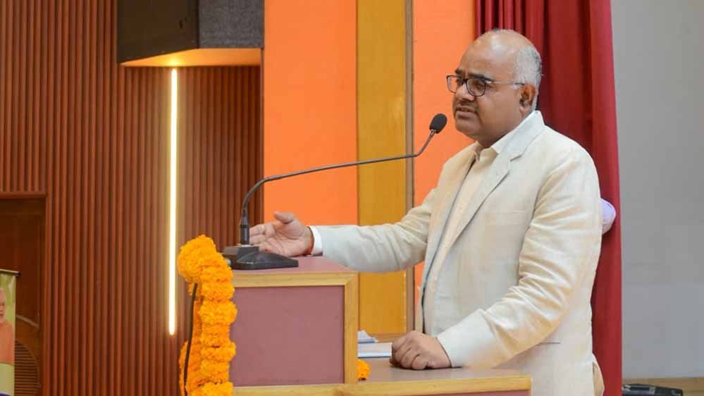 राजस्व, पंचायती राज, आयकर और रक्षा सेवाओं के अनुभवी अब संभालेंगे यूपी की मंडियों की कमान राजस्व, पंचायती राज, आयकर और रक्षा सेवाओं के अनुभवी अब संभालेंगे यूपी की मंडियों की कमान