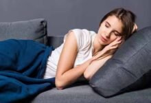 सोते समय लोग क्यों करते हैं बड़बड़ाना? जानें Sleep Talking के पीछे की वजह और कब सतर्क होना जरूरी