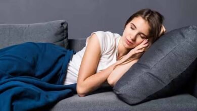 सोते समय लोग क्यों करते हैं बड़बड़ाना? जानें Sleep Talking के पीछे की वजह और कब सतर्क होना जरूरी