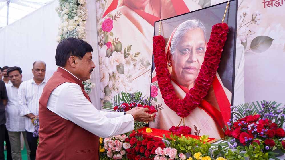 मुख्यमंत्री डॉ. यादव ने स्व. तेजकुंवरबाई काश्यप को पुष्पांजलि अर्पित कर शोक संवेदनाएं व्यक्त कीं मुख्यमंत्री डॉ. यादव ने स्व. तेजकुंवरबाई काश्यप को पुष्पांजलि अर्पित कर शोक संवेदनाएं व्यक्त कीं