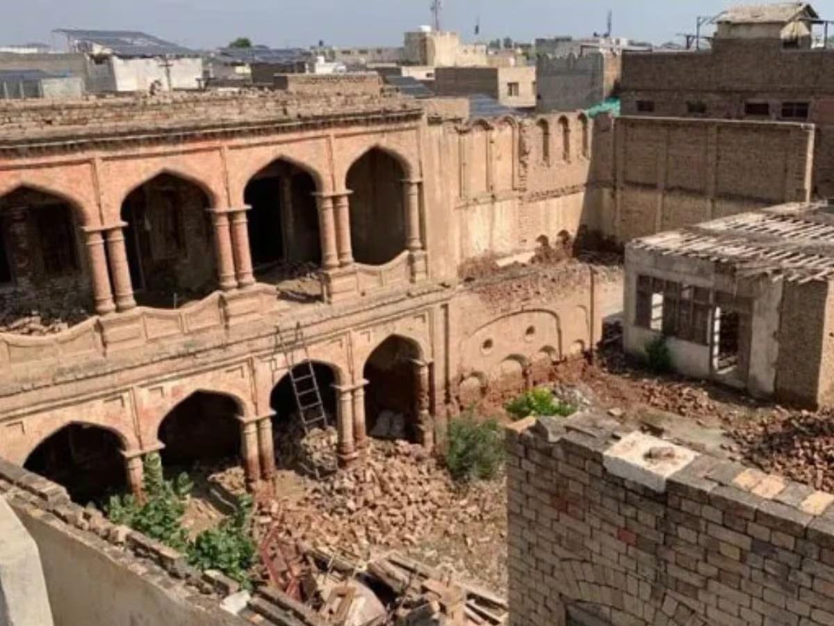 पाकिस्तान में ऐतिहासिक रामलीला मंदिर सील, तोड़फोड़ और कमर्शियल प्लाजा बनाने पर विवाद पाकिस्तान में ऐतिहासिक रामलीला मंदिर सील, तोड़फोड़ और कमर्शियल प्लाजा बनाने पर विवाद