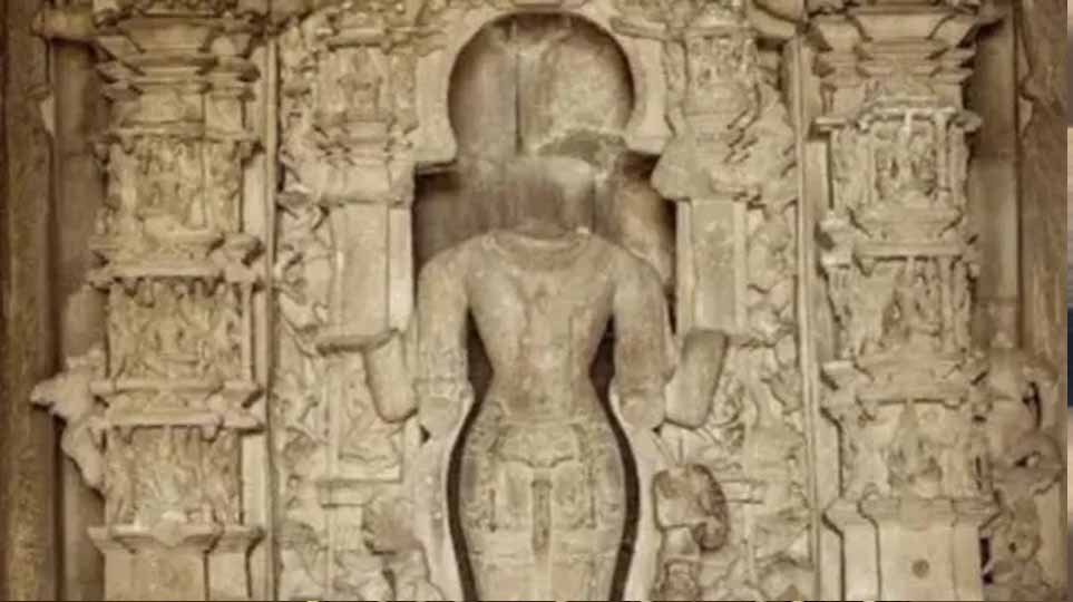 खजुराहो में 11वीं सदी की भगवान विष्णु की प्रतिमा को मिला सिर, ASI को मिली बड़ी कामयाबी खजुराहो में 11वीं सदी की भगवान विष्णु की प्रतिमा को मिला सिर, ASI को मिली बड़ी कामयाबी