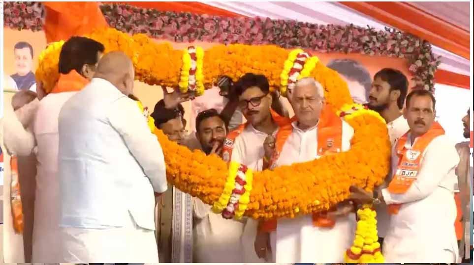 यूपी चुनाव से पहले सपा को बड़ा झटका, अभय सिंह समेत 3 नेताओं ने थामा बीजेपी का दामन यूपी चुनाव से पहले सपा को बड़ा झटका, अभय सिंह समेत 3 नेताओं ने थामा बीजेपी का दामन