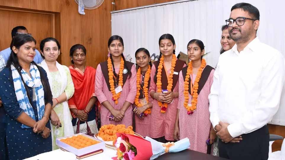 योगी सरकार में मिशन शक्ति से बेटियों को नेतृत्व का अवसर, चार छात्राओं ने संभाली मध्याह्न भोजन प्राधिकरण की कमान योगी सरकार में मिशन शक्ति से बेटियों को नेतृत्व का अवसर, चार छात्राओं ने संभाली मध्याह्न भोजन प्राधिकरण की कमान