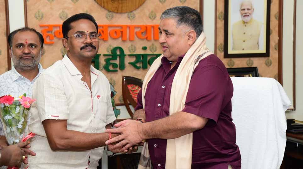 पर्यटन मंत्री राजेश अग्रवाल ने नवा रायपुर स्थित निवास कार्यालय में नागरिकों से की आत्मीय भेंट-मुलाकात पर्यटन मंत्री राजेश अग्रवाल ने नवा रायपुर स्थित निवास कार्यालय में नागरिकों से की आत्मीय भेंट-मुलाकात