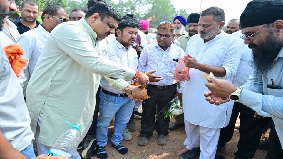 दुर्ग के ट्रांसपोर्ट नगर को मिलेगी नई सड़क, ₹1.05 करोड़ की लागत से बनेगी सीसी रोड दुर्ग के ट्रांसपोर्ट नगर को मिलेगी नई सड़क, ₹1.05 करोड़ की लागत से बनेगी सीसी रोड