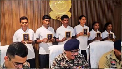 बस्तर में नक्सलवाद को झटका, 35 लाख के इनामी 6 नक्सलियों ने किया आत्मसमर्पण बस्तर में नक्सलवाद को झटका, 35 लाख के इनामी 6 नक्सलियों ने किया आत्मसमर्पण