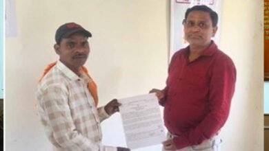 सरकारी सेवाओं की राह हुई आसान, सेवा सेतु से नंद किशोर की बेटी को सिर्फ 4 दिनों में मिले तीन प्रमाण पत्र सरकारी सेवाओं की राह हुई आसान, सेवा सेतु से नंद किशोर की बेटी को सिर्फ 4 दिनों में मिले तीन प्रमाण पत्र