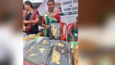 धान के पैरे से धनेश्वरी ने गढ़ी आत्मनिर्भरता की नई पहचान, कला को बनाया कमाई का जरिया धान के पैरे से धनेश्वरी ने गढ़ी आत्मनिर्भरता की नई पहचान, कला को बनाया कमाई का जरिया