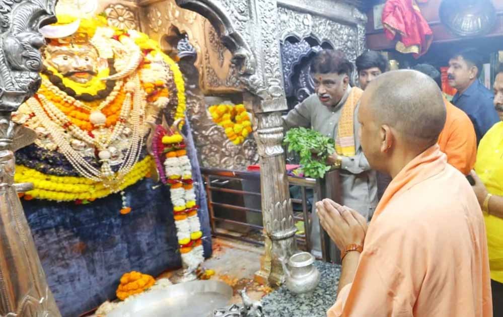 बाबा काल भैरव और काशी विश्वनाथ के दरबार में मुख्यमंत्री योगी ने नवाया शीश बाबा काल भैरव और काशी विश्वनाथ के दरबार में मुख्यमंत्री योगी ने नवाया शीश