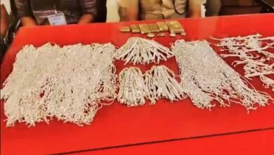 बैग लेकर घूम रहा था शख्स, तलाशी में निकली 36 लाख की चांदी; अफसर भी हैरान बैग लेकर घूम रहा था शख्स, तलाशी में निकली 36 लाख की चांदी; अफसर भी हैरान