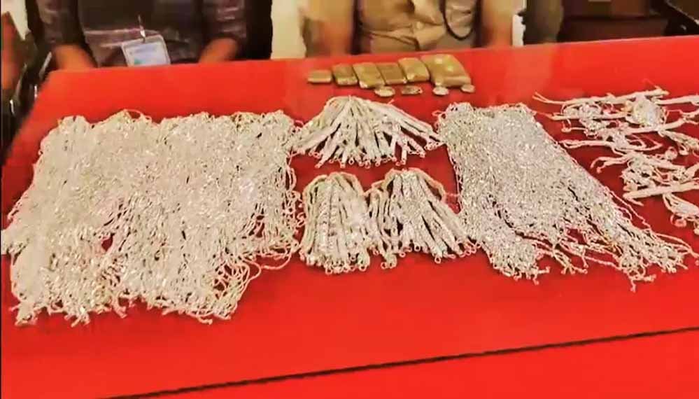 बैग लेकर घूम रहा था शख्स, तलाशी में निकली 36 लाख की चांदी; अफसर भी हैरान बैग लेकर घूम रहा था शख्स, तलाशी में निकली 36 लाख की चांदी; अफसर भी हैरान