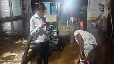 योगी सरकार का बाढ़ प्रभावित क्षेत्रों में स्वच्छता और स्वास्थ्य सुरक्षा पर जोर, ड्रोन से एंटी लार्वा छिड़काव योगी सरकार का बाढ़ प्रभावित क्षेत्रों में स्वच्छता और स्वास्थ्य सुरक्षा पर जोर, ड्रोन से एंटी लार्वा छिड़काव