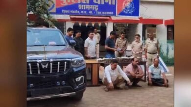 बिना नंबर की स्कॉर्पियो से मिले ₹1.29 करोड़ कैश, स्पेशल बॉक्स में छिपाई थी रकम बिना नंबर की स्कॉर्पियो से मिले ₹1.29 करोड़ कैश, स्पेशल बॉक्स में छिपाई थी रकम