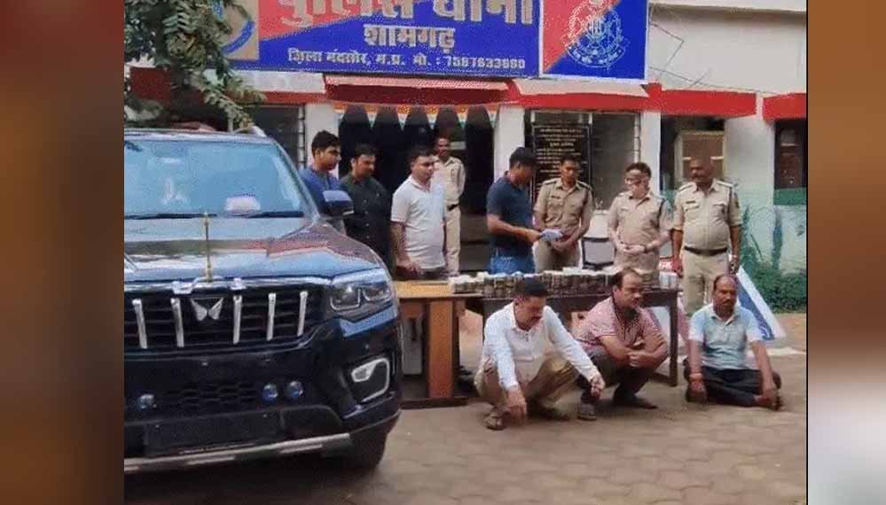 बिना नंबर की स्कॉर्पियो से मिले ₹1.29 करोड़ कैश, स्पेशल बॉक्स में छिपाई थी रकम बिना नंबर की स्कॉर्पियो से मिले ₹1.29 करोड़ कैश, स्पेशल बॉक्स में छिपाई थी रकम