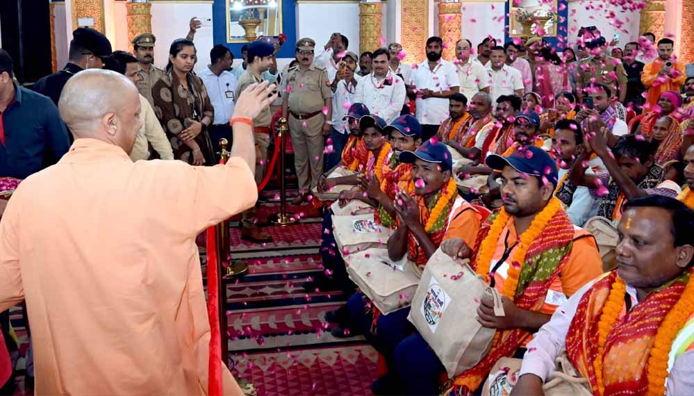 माफिया की जगह सिर्फ मिट्टी, कब्जाई जमीन पर गरीबों की बनेंगी हवेलियां: मुख्यमंत्री योगी आदित्यनाथ माफिया की जगह सिर्फ मिट्टी, कब्जाई जमीन पर गरीबों की बनेंगी हवेलियां: मुख्यमंत्री योगी आदित्यनाथ