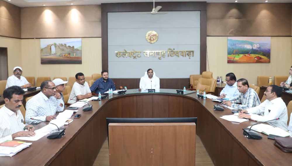 छिंदवाड़ा कलेक्टर का फरमान, जिस गांव में नौकरी वहीं रहना होगा शिक्षकों को; लापरवाही पर कार्रवाई छिंदवाड़ा कलेक्टर का फरमान, जिस गांव में नौकरी वहीं रहना होगा शिक्षकों को; लापरवाही पर कार्रवाई