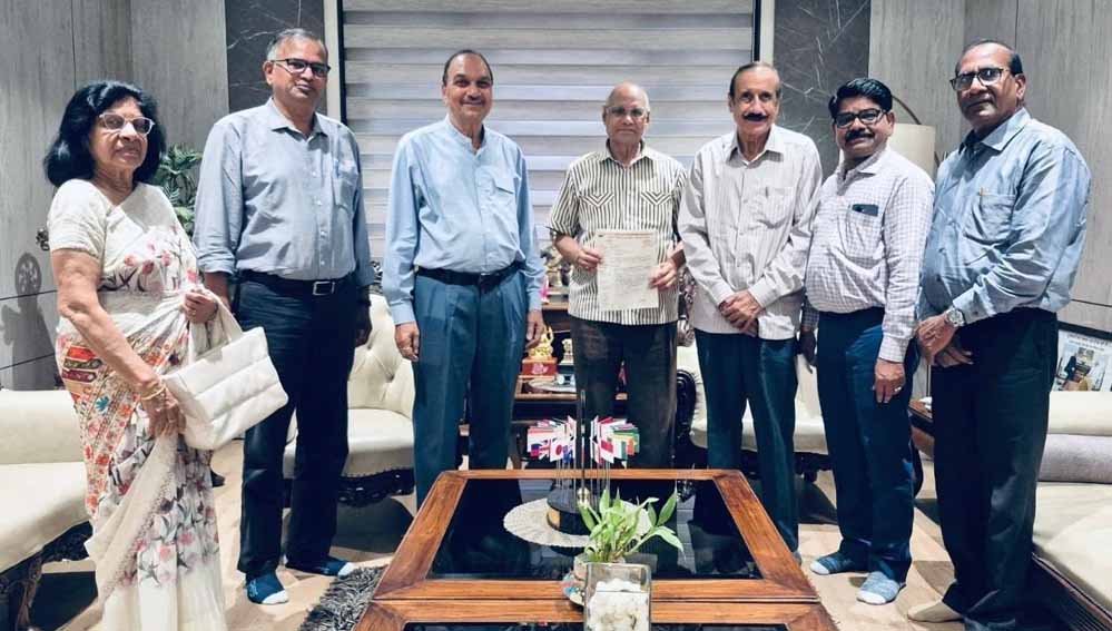 पेंशन पुनर्बहाली के लिए रमेश बैस से मिले पेंशनभोगी प्राध्यापक पेंशन पुनर्बहाली के लिए रमेश बैस से मिले पेंशनभोगी प्राध्यापक