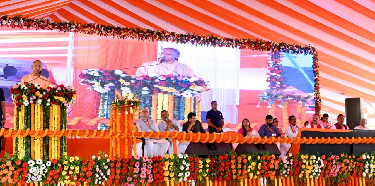 सिल्क क्लस्टर के रूप में विकसित होंगे संत रविदास नगर, मीरजापुर और वाराणसी: मुख्यमंत्री योगी आदित्यनाथ सिल्क क्लस्टर के रूप में विकसित होंगे संत रविदास नगर, मीरजापुर और वाराणसी: मुख्यमंत्री योगी आदित्यनाथ