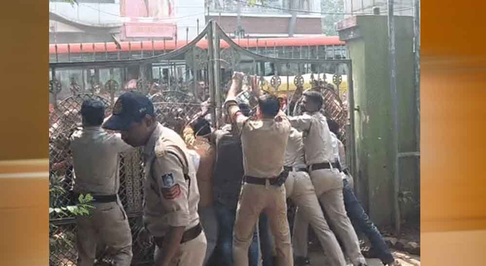 बैरागढ़ में बच्ची की हत्या से आक्रोश, भोपाल-सीहोर मार्ग जाम कर लोगों ने किया प्रदर्शन बैरागढ़ में बच्ची की हत्या से आक्रोश, भोपाल-सीहोर मार्ग जाम कर लोगों ने किया प्रदर्शन