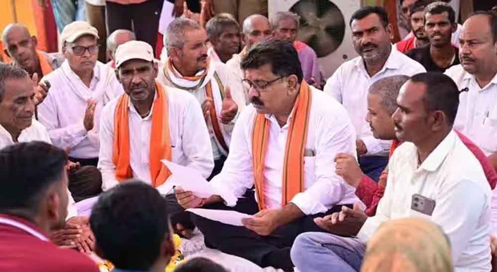 सड़क की गुणवत्ता पर भड़के डिप्टी CM, बोले- उखाड़कर दोबारा बनाओ, अधिकारियों को सख्त निर्देश सड़क की गुणवत्ता पर भड़के डिप्टी CM, बोले- उखाड़कर दोबारा बनाओ, अधिकारियों को सख्त निर्देश