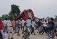 उज्जैन में बड़ा सड़क हादसा: बाइक सवारों को बचाने में पलटी बस, 2 की मौत और 5 महिलाएं घायल