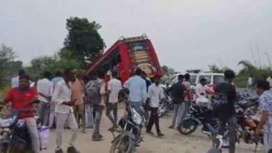 उज्जैन में बड़ा सड़क हादसा: बाइक सवारों को बचाने में पलटी बस, 2 की मौत और 5 महिलाएं घायल उज्जैन में बड़ा सड़क हादसा: बाइक सवारों को बचाने में पलटी बस, 2 की मौत और 5 महिलाएं घायल