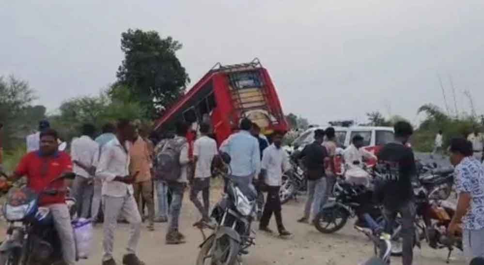 उज्जैन में बड़ा सड़क हादसा: बाइक सवारों को बचाने में पलटी बस, 2 की मौत और 5 महिलाएं घायल उज्जैन में बड़ा सड़क हादसा: बाइक सवारों को बचाने में पलटी बस, 2 की मौत और 5 महिलाएं घायल