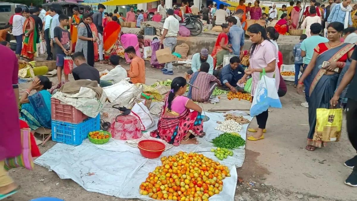 बारिश का असर: झारखंड में सब्जियों के दाम तीन से चार गुना बढ़े, भिंडी 80 रुपये किलो बारिश का असर: झारखंड में सब्जियों के दाम तीन से चार गुना बढ़े, भिंडी 80 रुपये किलो