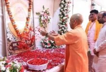 हरीश द्विवेदी के गांव पहुंचे मुख्यमंत्री, दिवंगत माता को दी श्रद्धांजलि