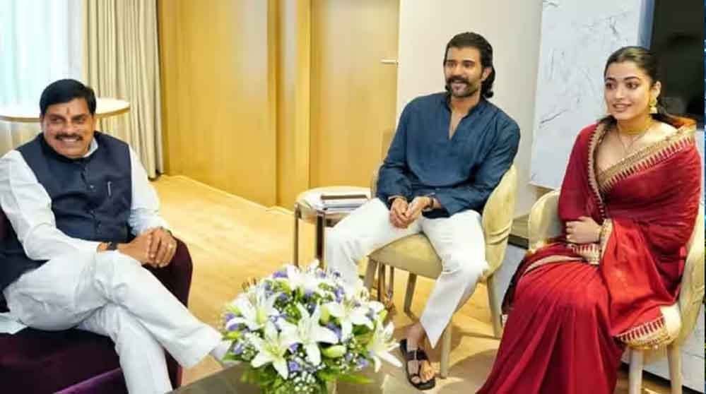 पति विजय देवरकोंडा के साथ CM मोहन यादव से मिलीं रश्मिका मंदाना, मध्यप्रदेश में मिला खास ऑफर पति विजय देवरकोंडा के साथ CM मोहन यादव से मिलीं रश्मिका मंदाना, मध्यप्रदेश में मिला खास ऑफर