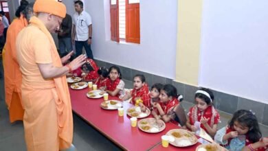 बेटियों के पांव पखार सीएम योगी ने की मातृ शक्ति की आराधना