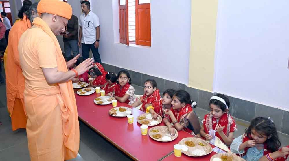 बेटियों के पांव पखार सीएम योगी ने की मातृ शक्ति की आराधना बेटियों के पांव पखार सीएम योगी ने की मातृ शक्ति की आराधना