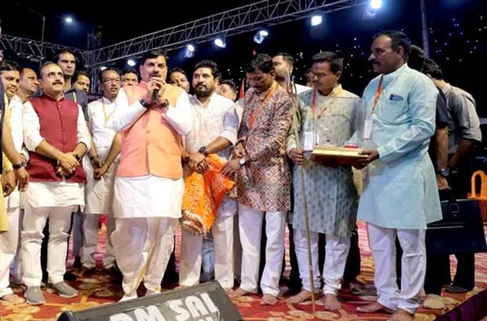 उज्जैन में गरबा आयोजनों में शामिल हुए CM डॉ. मोहन यादव, महानवमी-विजयादशमी की दी शुभकामनाएं उज्जैन में गरबा आयोजनों में शामिल हुए CM डॉ. मोहन यादव, महानवमी-विजयादशमी की दी शुभकामनाएं