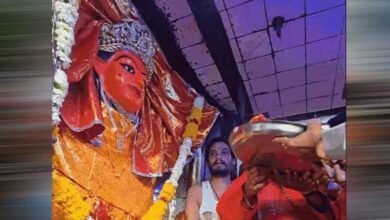 उज्जैन के 40 मंदिरों में मदिरा का भोग, आरती के बाद ढोल-नगाड़ों के साथ निकला दल उज्जैन के 40 मंदिरों में मदिरा का भोग, आरती के बाद ढोल-नगाड़ों के साथ निकला दल